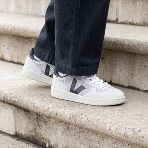 Veja Women's V-10 Flannel Snow Black